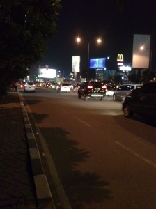 Berjalan malam hari di Bekasi Barat seorang diri